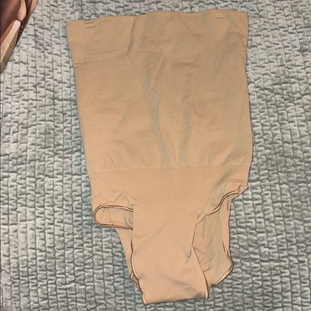 SKIMS CLAY core control brief Medium - Picture 4 of 8